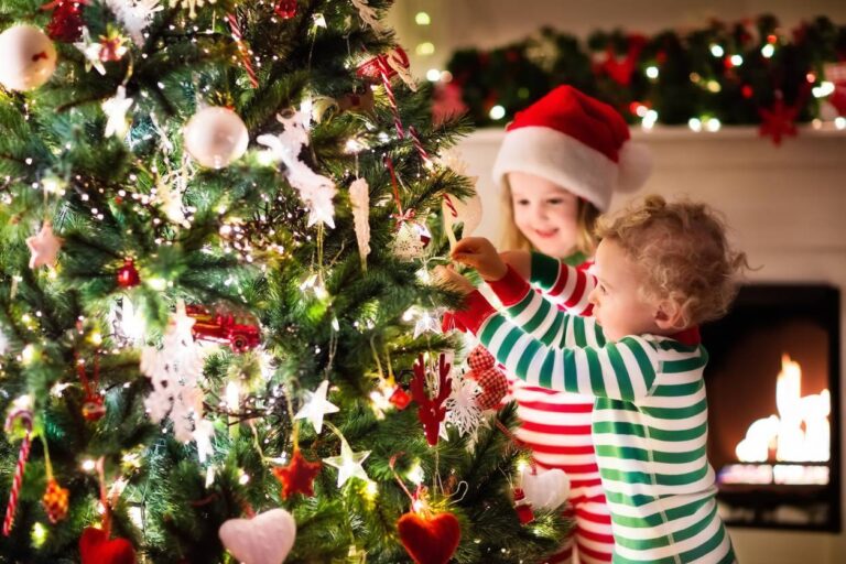 Comment décorer un sapin de Noël artificiel avec ses petits-enfants ?