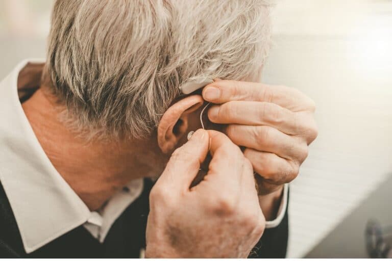 Bien choisir l’appareil auditif d’un senior 