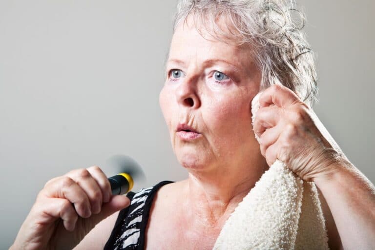 Comment remédier aux bouffées de chaleur liées à la ménopause ? 