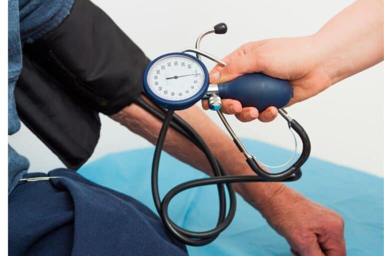 Les risques de l’hypertension et l’hypotension chez les personnes âgées