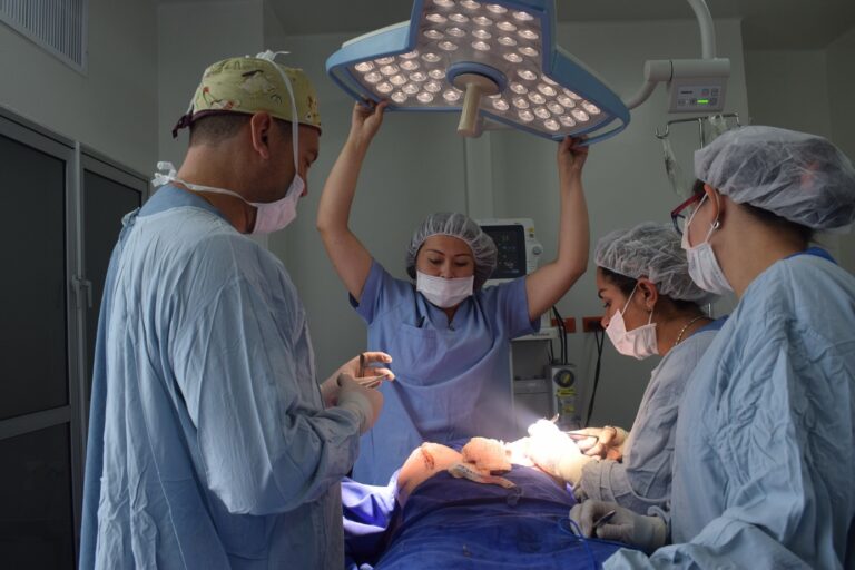 Chirurgie plastique à l’étranger : Est-ce vraiment moins cher ?