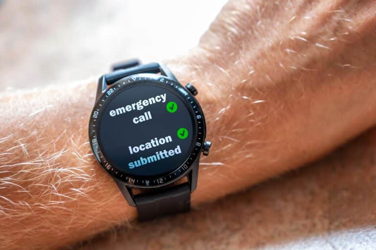 Le bracelet Montre comme dispositif d’alerte chez les séniors