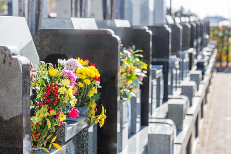 Que faire graver sur le monument funéraire d’un proche ? Que faire graver sur le monument funéraire d’un proche ?