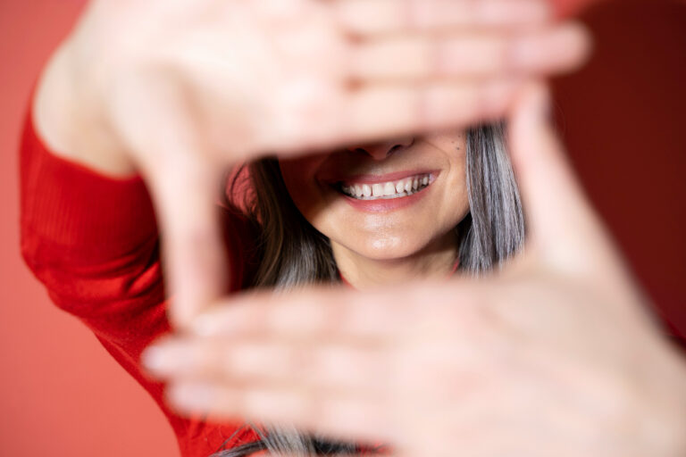 Sourire éclatant à tout âge : pourquoi il n’est jamais trop tard pour aligner ses dents, mythes et vérités