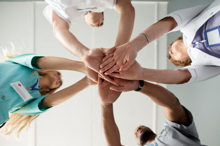 Coordination des soins : ces fonctionnalités innovantes des outils médico-sociaux qui font optimisent la permanence