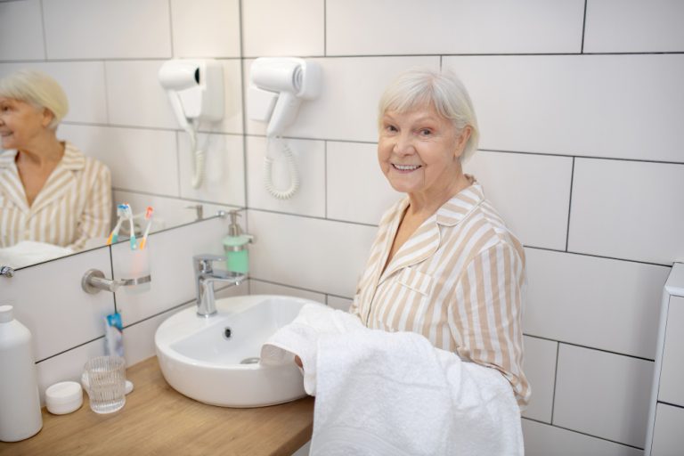Comment bien choisir son spécialiste pour installer une salle de bains pour personne agée ?