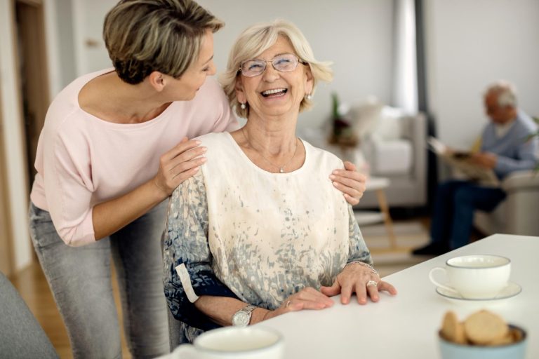 Service d’aide à la maison : comment les personnes âgées peuvent rester chez elles plus longtemps grâce aux SAD