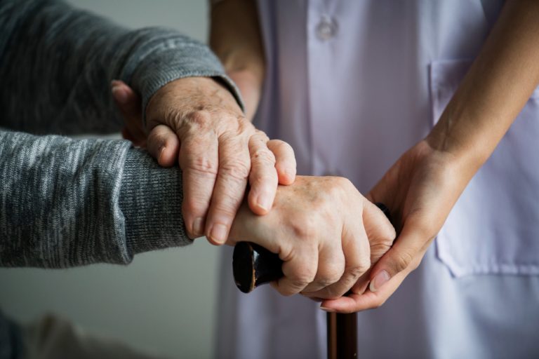 Trouver une résidence médicalisée à Lyon : les critères essentiels pour un accompagnement adapté aux personnes très dépendantes