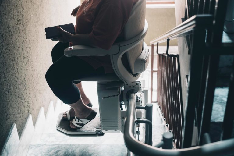 Comment choisir son monte-escalier pour senior en 2026 : le guide complet