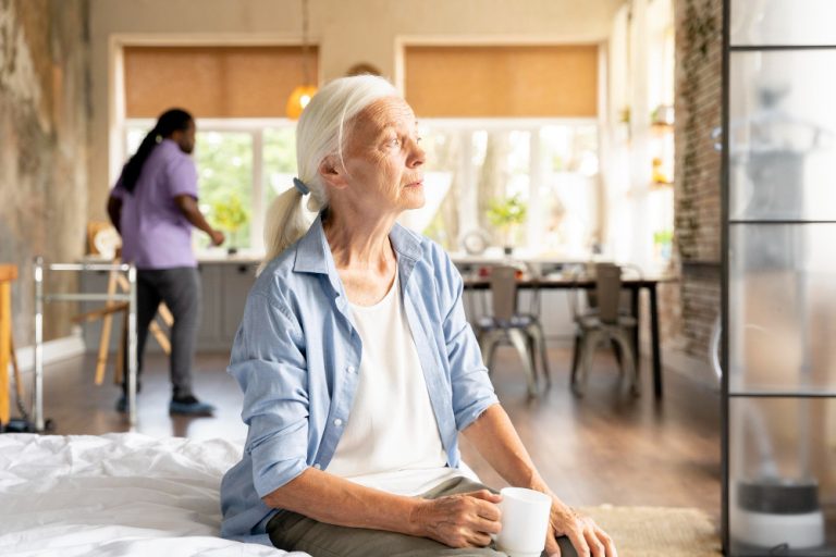 EHPAD trop cher : quelles alternatives pour héberger une personne âgée ?
